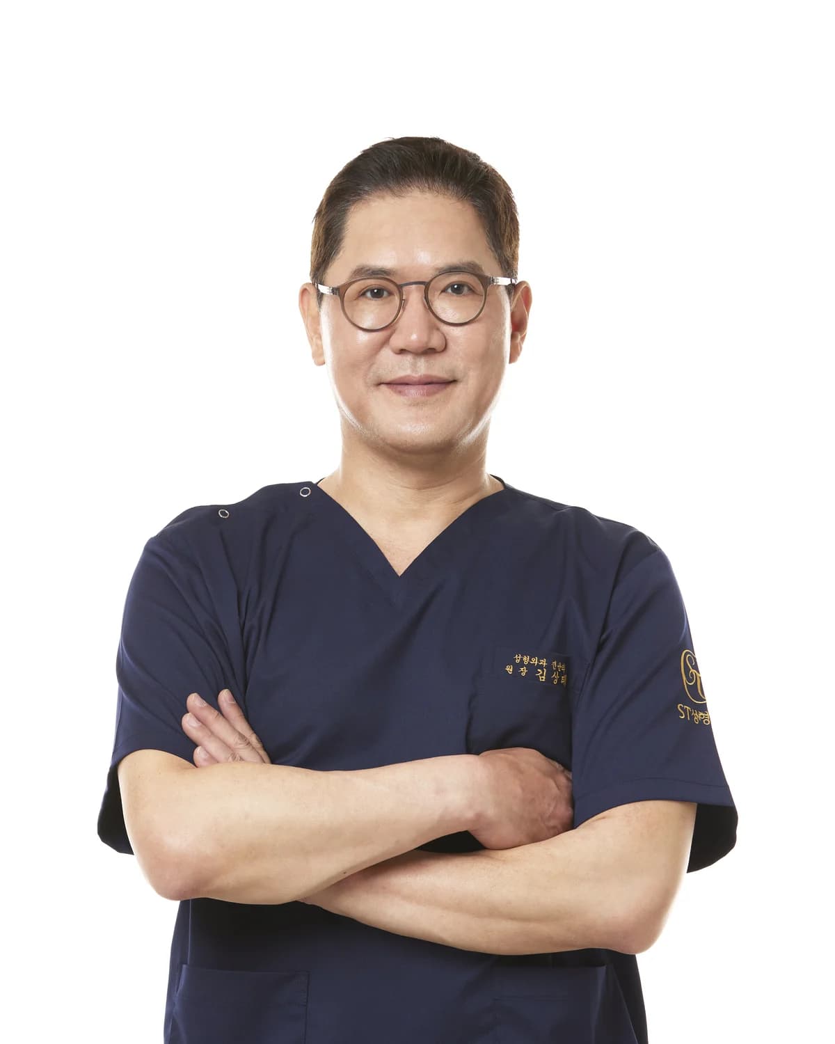 手術着姿のキム・サンテ院長 正面プロフィール